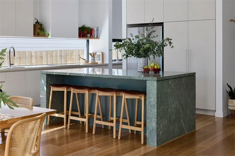 Costa Esmeralda granite table